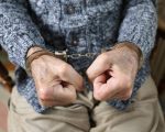 Idoso de 90 anos é preso por atirar na cabeça de homem que ‘passava na calçada’