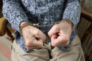 Idoso de 90 anos &eacute; preso por atirar na cabe&ccedil;a de homem que &lsquo;passava na cal&ccedil;ada&rsquo;