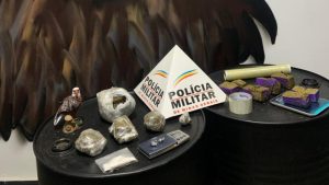 Mulher &eacute; presa com drogas dentro de mochila em Ita&uacute;na
