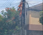 Fiação elétrica pega fogo em poste no bairro Niterói, em Divinópolis