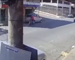Mulher é atropelada por patinete na Avenida Paraná, em Divinópolis