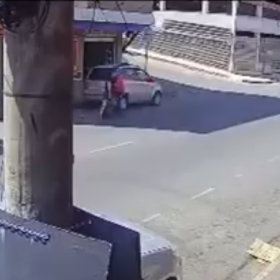 Mulher é atropelada por patinete na Avenida Paraná, em Divinópolis