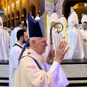Dom Orlando Brandes pede leis favoráveis aos pobres durante missa de Nossa Senhora Aparecida