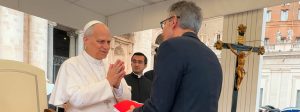 No Vaticano, Papa Le&atilde;o XIV aben&ccedil;oa povo de Minas Gerais ao receber obras de artes&atilde;s do estado das m&atilde;os do governador