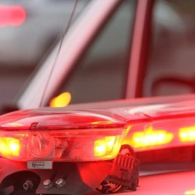 Ex-companheiro viola medida protetiva, aterroriza mulher e é suspeito de incendiar casa em Nova Serrana