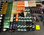 Trio furta mais de 100 garrafas de whisky, ferramentas e tablet de supermercado em Carmo do Cajuru