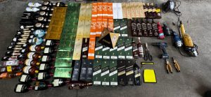 Trio furta mais de 100 garrafas de whisky, ferramentas e tablet de supermercado em Carmo do Cajuru