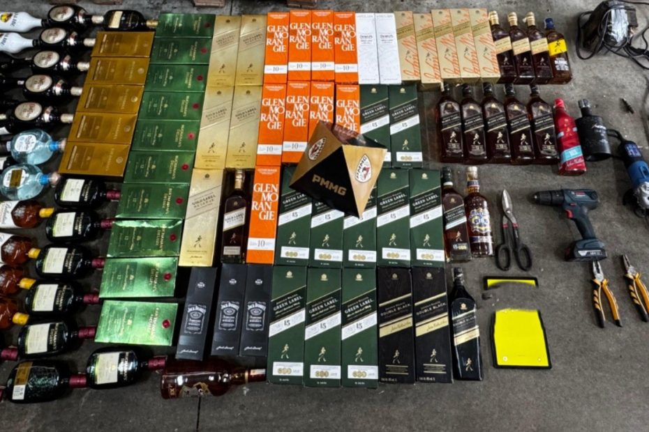 Trio furta mais de 100 garrafas de whisky, ferramentas e tablet de supermercado em Carmo do Cajuru