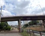 Homem empurra companheira de viaduto e é preso dormindo na praça em Divinópolis