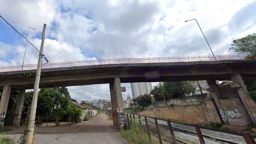 Homem empurra companheira de viaduto e é preso dormindo na praça em Divinópolis