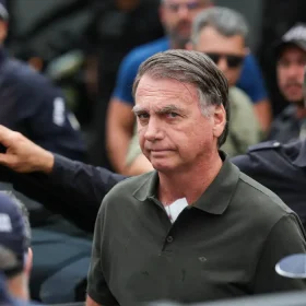 Bolsonaro e aliados começam a cumprir pena por tentativa de golpe de estado; ex-presidente segue na sede da PF