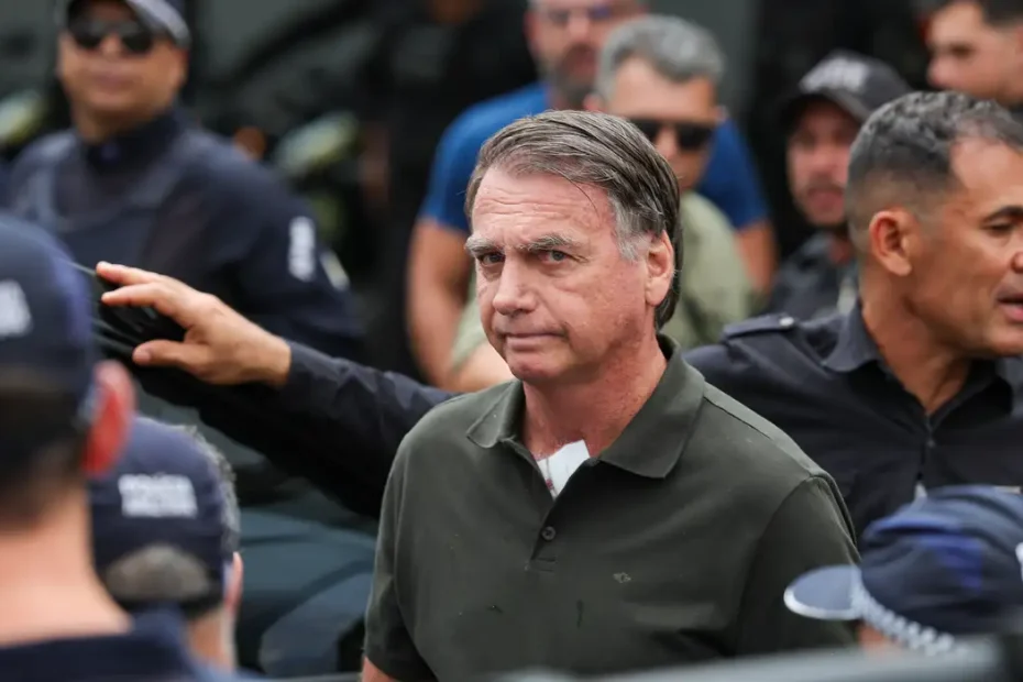 Bolsonaro e aliados começam a cumprir pena por tentativa de golpe de estado; ex-presidente segue na sede da PF