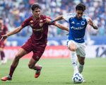 Em jogo com arbitragem contestável, Cruzeiro e Fluminense ficam no empate no Mineirão.