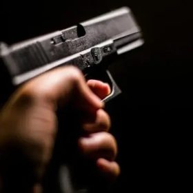 Homem é morto a tiros dentro de casa em Leandro Ferreira