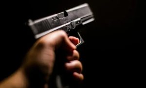 Homem &eacute; morto a tiros dentro de casa em Leandro Ferreira