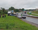 Batida com quatro veículos complica trânsito na MG-050, em Divinópolis