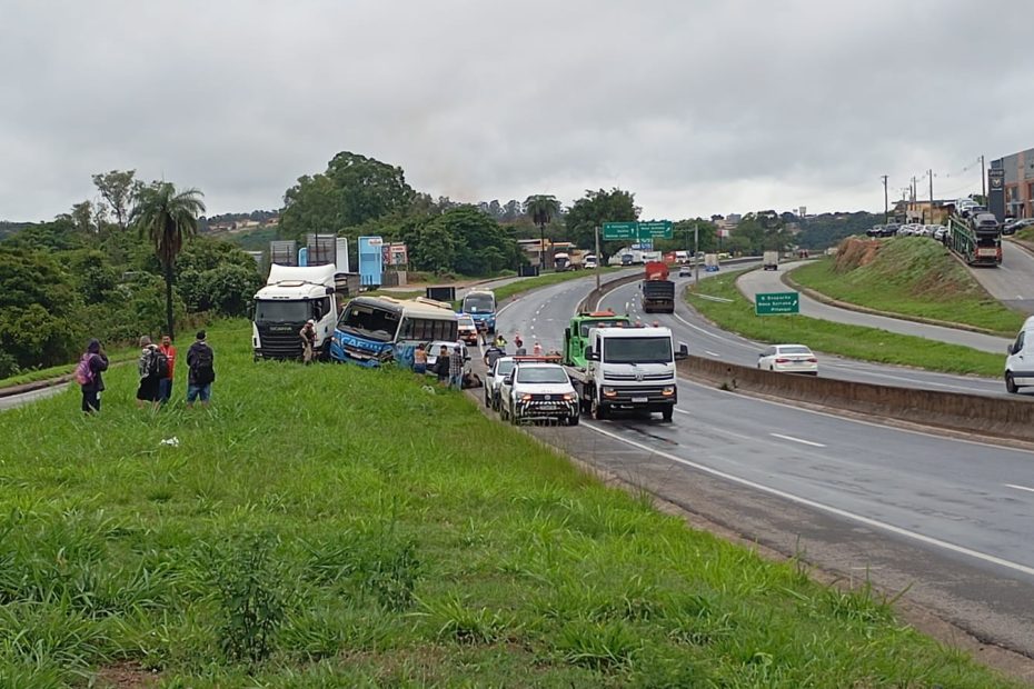 Batida com quatro veículos complica trânsito na MG-050, em Divinópolis