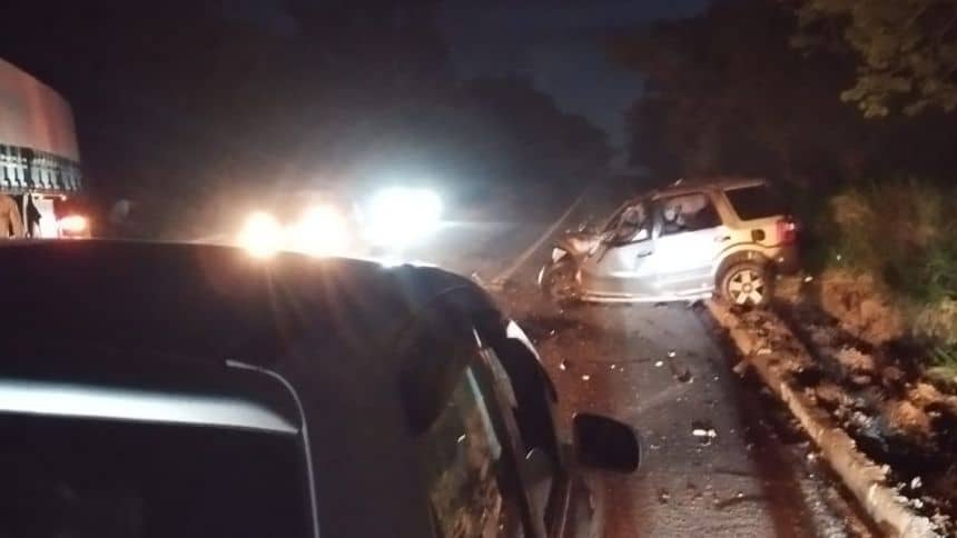 Batida entre carro e carreta deixa dois mortos na BR-494 entre Divin&oacute;polis e Maril&acirc;ndia