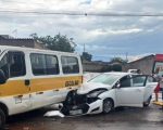 Batida entre carro e van escolar deixa criança e três adultos feridos em Pará de Minas