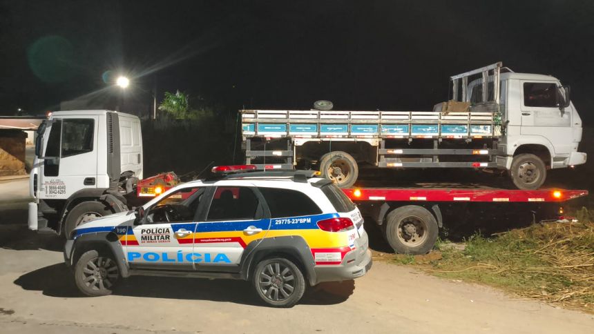 Caminhão furtado é recuperado após perseguição em Carmo do Cajuru