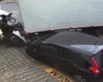 Câmera flagra caminhão desgovernado atingindo e fachada de loja em Divinópolis
