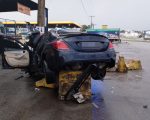 Carro de luxo bate em poste, capota e para em cima de barreira na MG-050, em Divinópolis