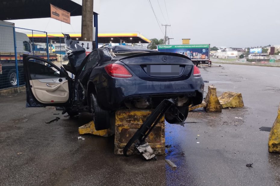 Carro de luxo bate em poste, capota e para em cima de barreira na MG-050, em Divinópolis