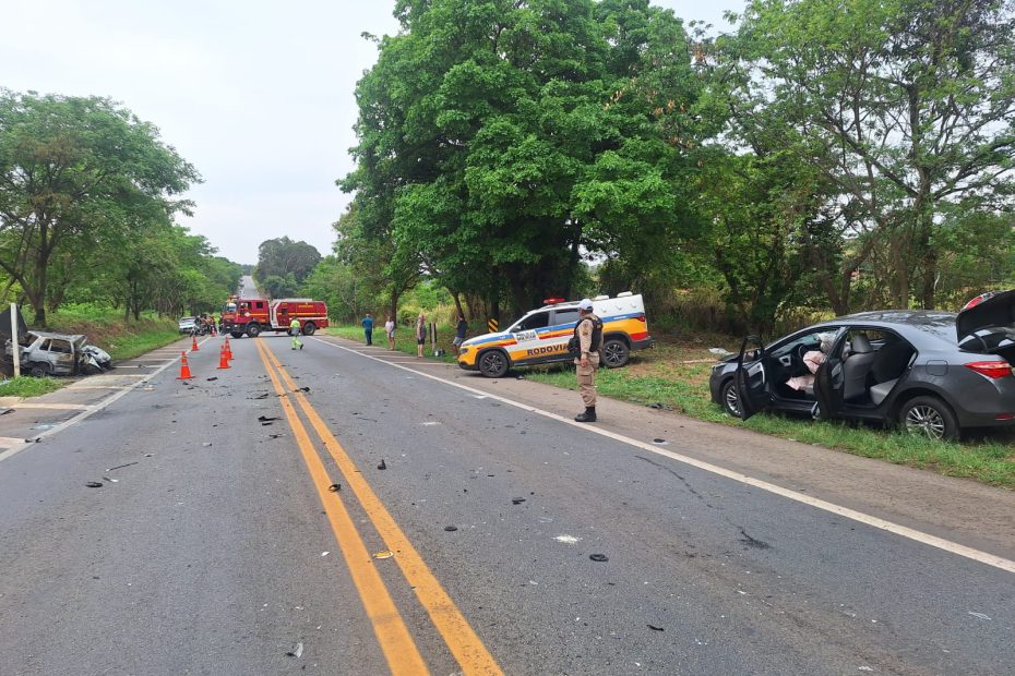 Casal morre carbonizado após acidente entre dois carros na MG-050, em Itaúna