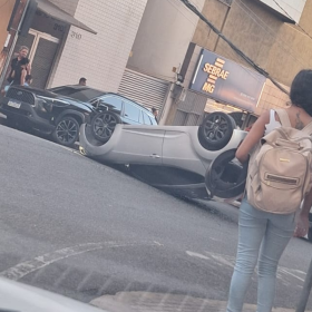 Vídeo: Jovem capota carro, passa mal e é levado para UPA em Divinópolis