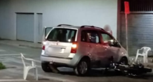 Motociclista fica ferido em colis&atilde;o entre carro e moto, em Ita&uacute;na