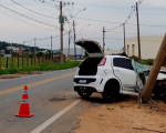 Divinópolis: Carro bate contra poste e deixa motorista gravemente ferido