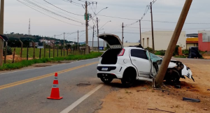 Divin&oacute;polis: Carro bate contra poste e deixa motorista gravemente ferido