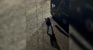 V&iacute;deo: Homem &eacute; preso ap&oacute;s apedrejar &ocirc;nibus e resistir &agrave; abordagem policial em Divin&oacute;polis