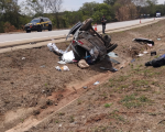 Condutora perde controle de veículo e capota no canteiro central da BR-262 em Igaratinga