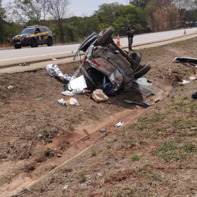 Condutora perde controle de veículo e capota no canteiro central da BR-262 em Igaratinga