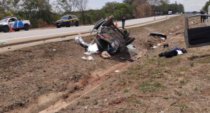 Condutora perde controle de ve&iacute;culo e capota no canteiro central da BR-262 em Igaratinga
