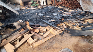 Inc&ecirc;ndio em dep&oacute;sito de madeira mobiliza Bombeiros, em Arcos