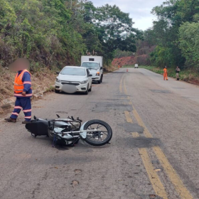 Funcionário que limpava rodovia é atropelado por motociclista sem CNH, em Pará de Minas