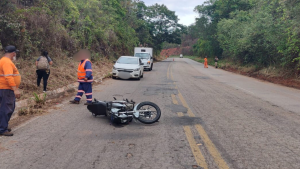 Funcion&aacute;rio que limpava rodovia &eacute; atropelado por motociclista sem CNH, em Par&aacute; de Minas
