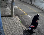 VÍDEO: Câmera flagra furto de moto no Centro de Divinópolis