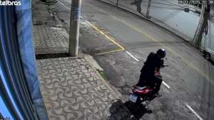 V&Iacute;DEO: C&acirc;mera flagra furto de moto no Centro de Divin&oacute;polis