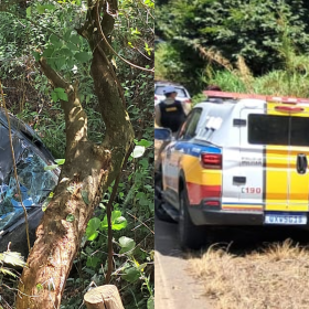 Mulher morre após carro cair em abismo na MG-164, em Itapecerica