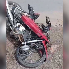 Mulher morre em acidente entre caminh&atilde;o e moto na MG-170, em Lagoa da Prata