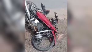 Mulher morre em acidente entre caminh&atilde;o e moto na MG-170, em Lagoa da Prata