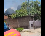 VÍDEO: Bombeiros combatem incêndio em casa no Jardim das Acácias, em Divinópolis