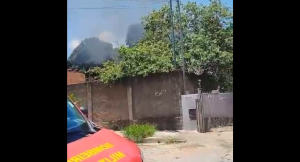 V&Iacute;DEO: Bombeiros combatem inc&ecirc;ndio em casa no Jardim das Ac&aacute;cias, em Divin&oacute;polis
