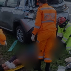 Acidente entre carro e caminhão deixa três pessoas feridas, incluindo bebê de 1 ano