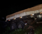 Carreta cai em abismo na MG-050 em Itaúna