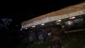 Carreta cai em abismo na MG-050 em Ita&uacute;na