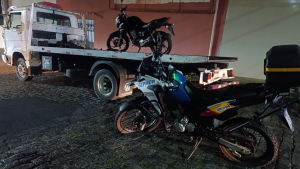 Homem &eacute; preso com moto furtada na av. Paran&aacute; em Divin&oacute;polis